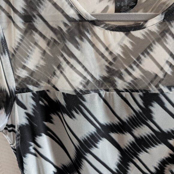DKNY Short Sleeve Ruched Black & White Abstract Print Mesh Lined Top Medium - Picture 4 of 9